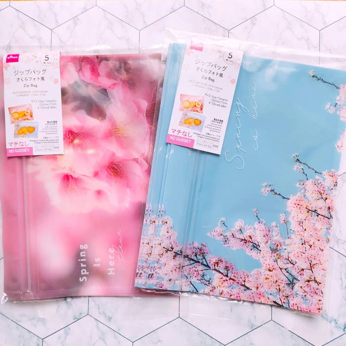 DAISO(ダイソー)のおすすめ雑貨「ジップバッグ(さくらフォト風、5枚、12cm×17cm)」