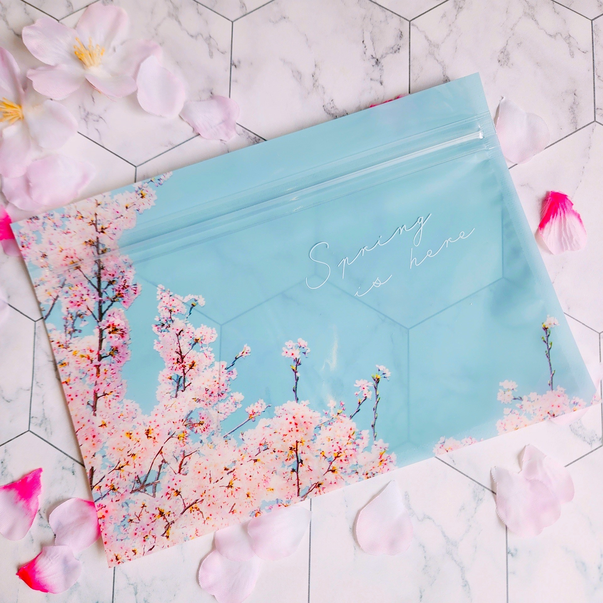 DAISO(ダイソー)のおすすめ雑貨「ジップバッグ(さくらフォト風、5枚、12cm×17cm)」