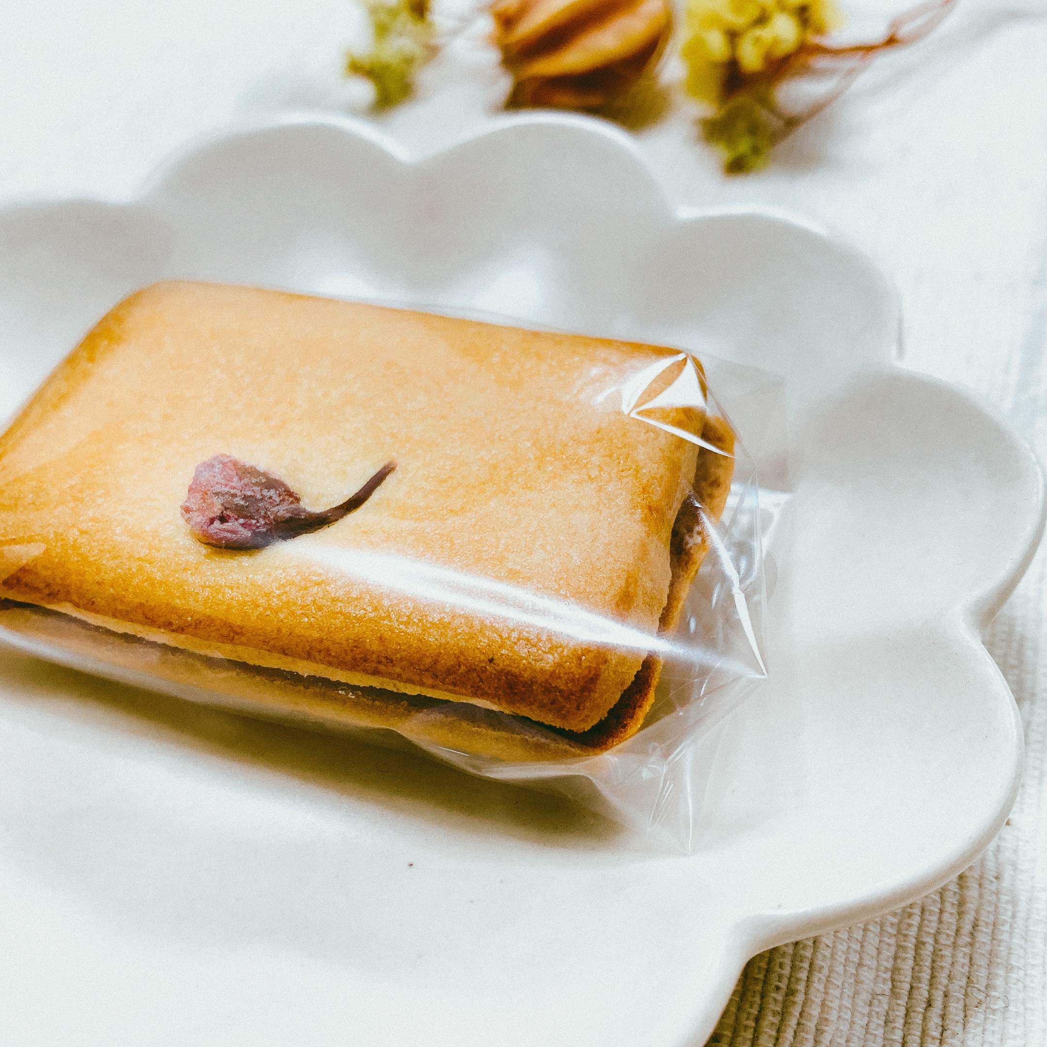 無印良品のおすすめのお菓子「桜のクリームサンドクッキー」