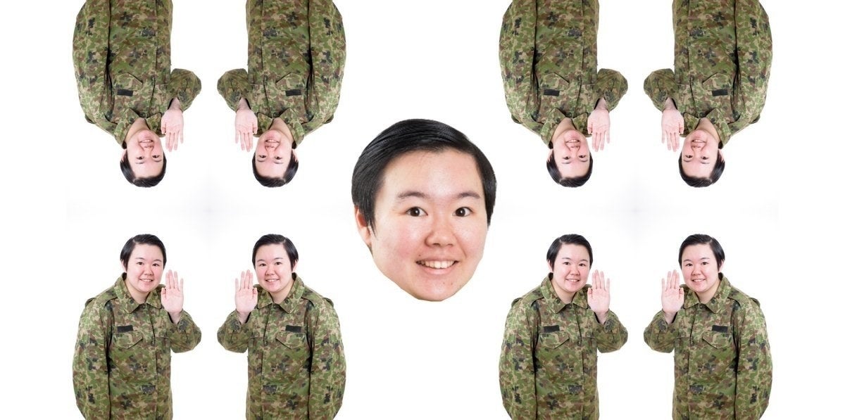 やすこぷページです あなたは見つけられる……？やす子が自衛隊の制服を着て森の中で