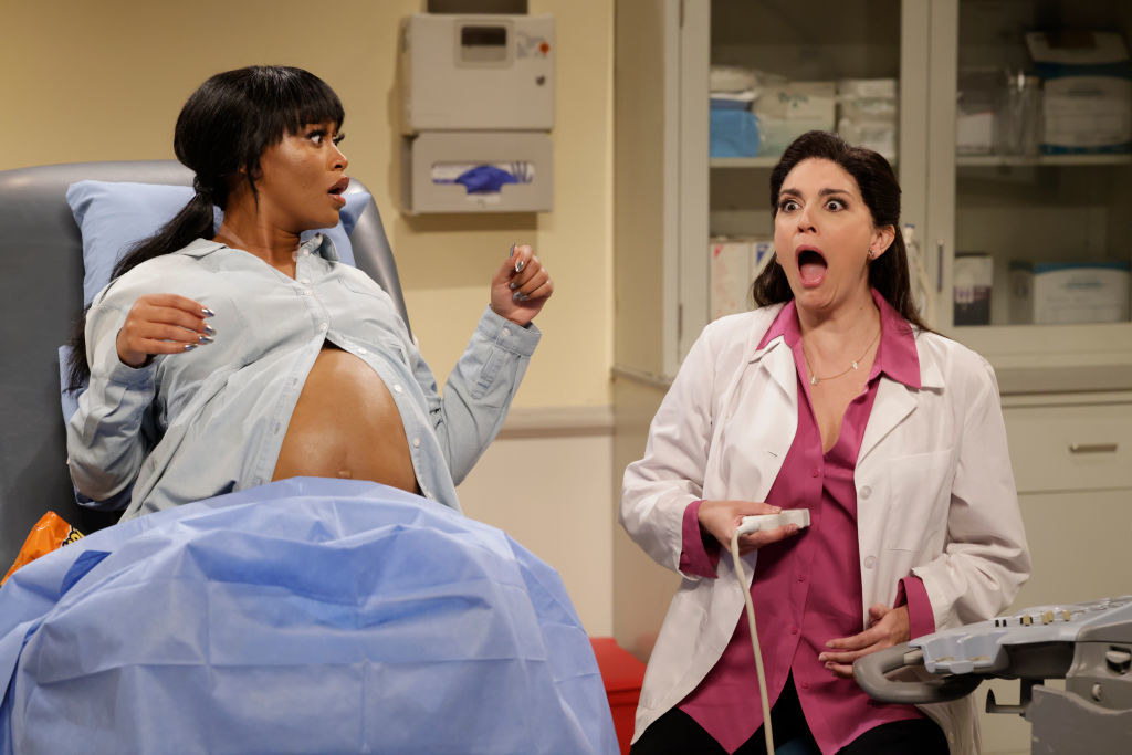 in a skit, keke is laying on a doctor&#x27;s table with pregnant as her SNL costar uses the ultra sound wand on herself