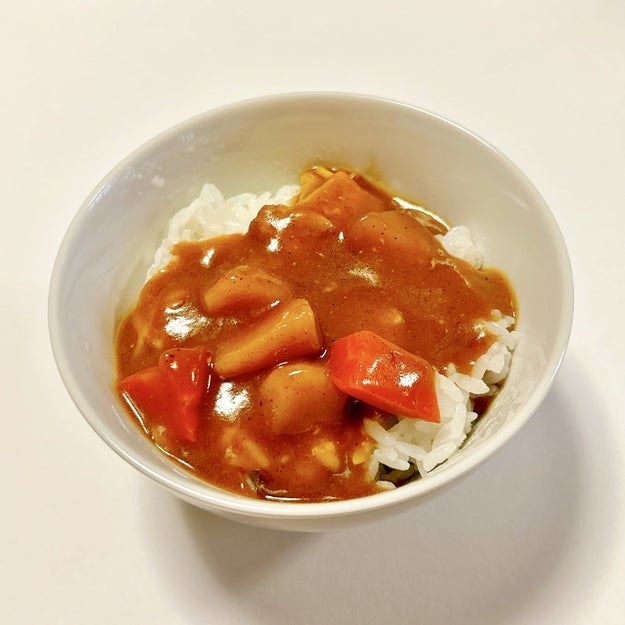 FamilyMart(ファミリーマート)のオススメのチルド総菜「ごはんにちょいかけ!やみつきになる?カレー」