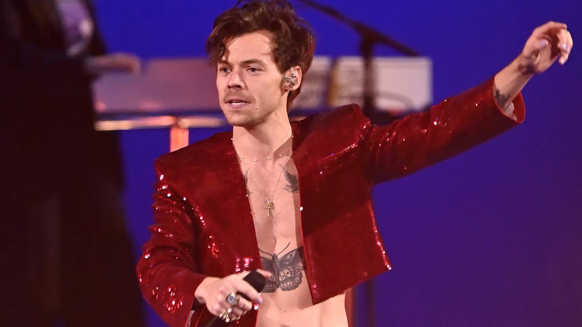 Fresh off his break-up with Olivia Wilde, Harry Styles appears to have moved on, as the pop star was seen in Tokyo kissing newly-single model Emily Ratajkowski.