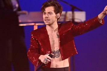 Harry Styles performs in England in 2022