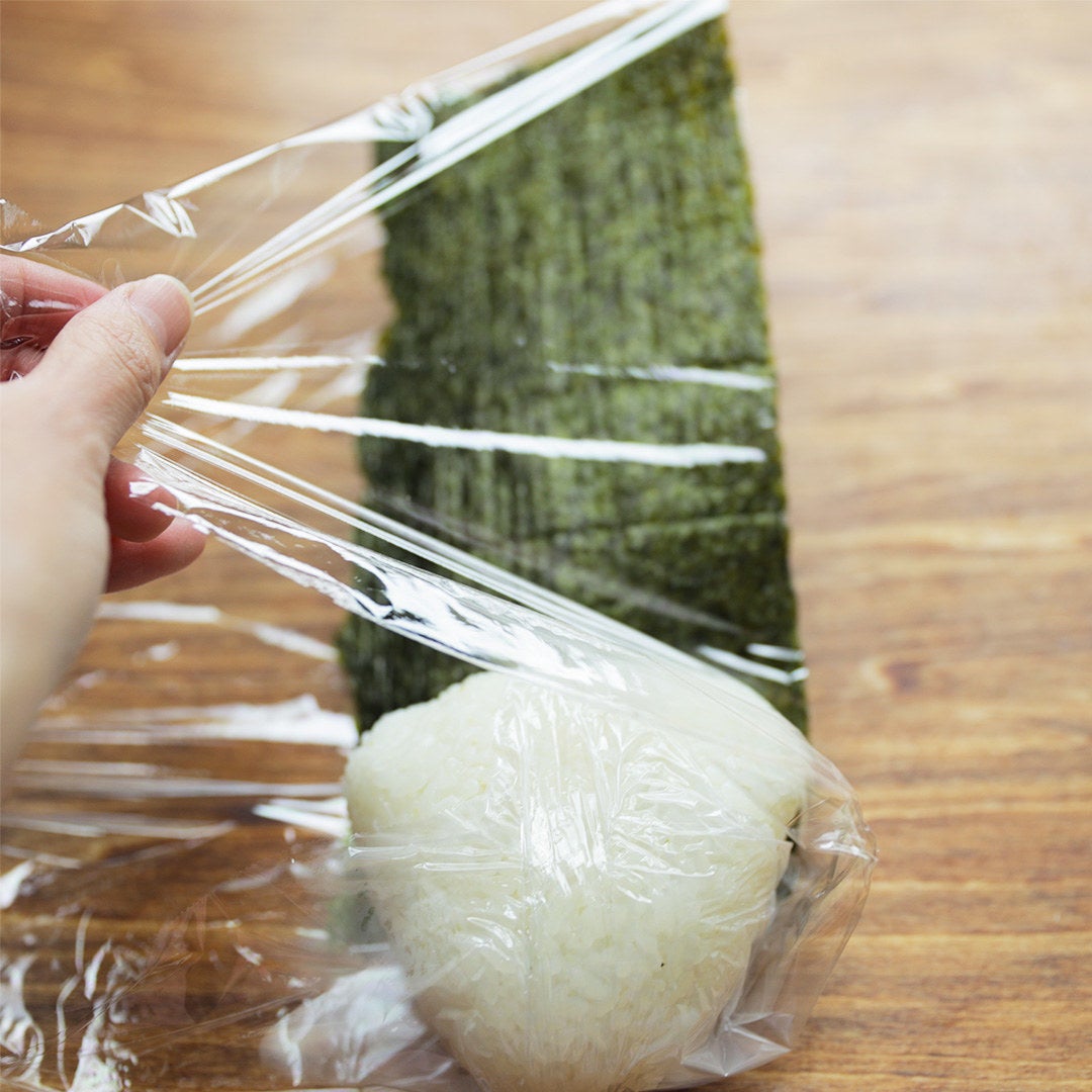 【のりがパリパリ】ラップでコンビニ風おにぎりを作る裏技 レシピ・作り方|Tasty