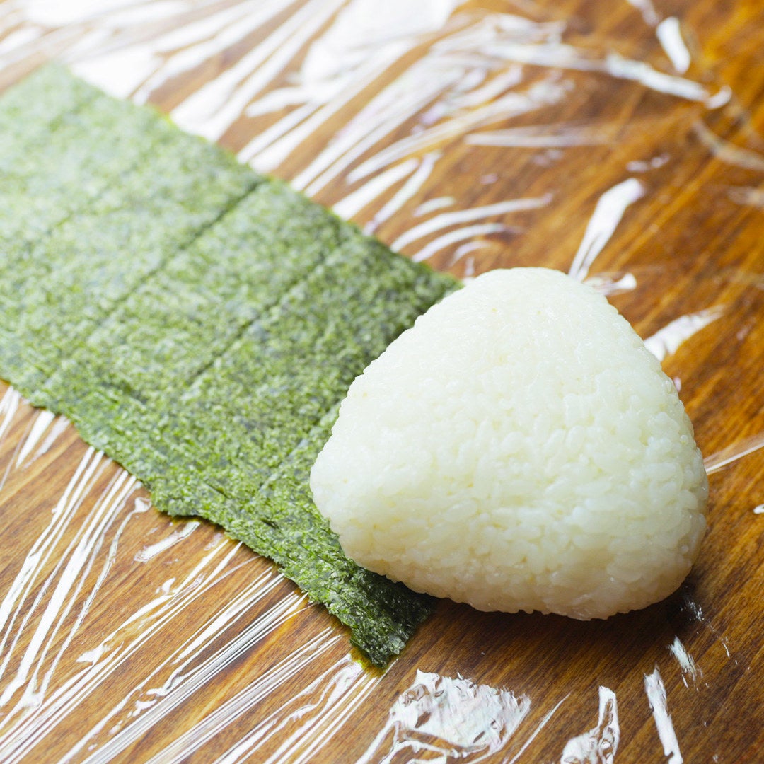【のりがパリパリ】ラップでコンビニ風おにぎりを作る裏技 レシピ・作り方|Tasty
