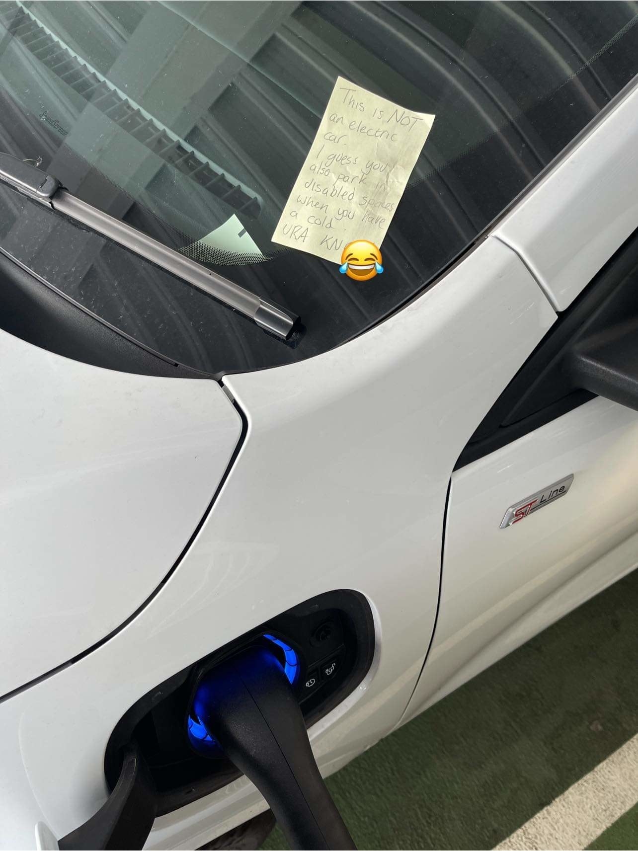 A note attached to someone&#x27;s electric car
