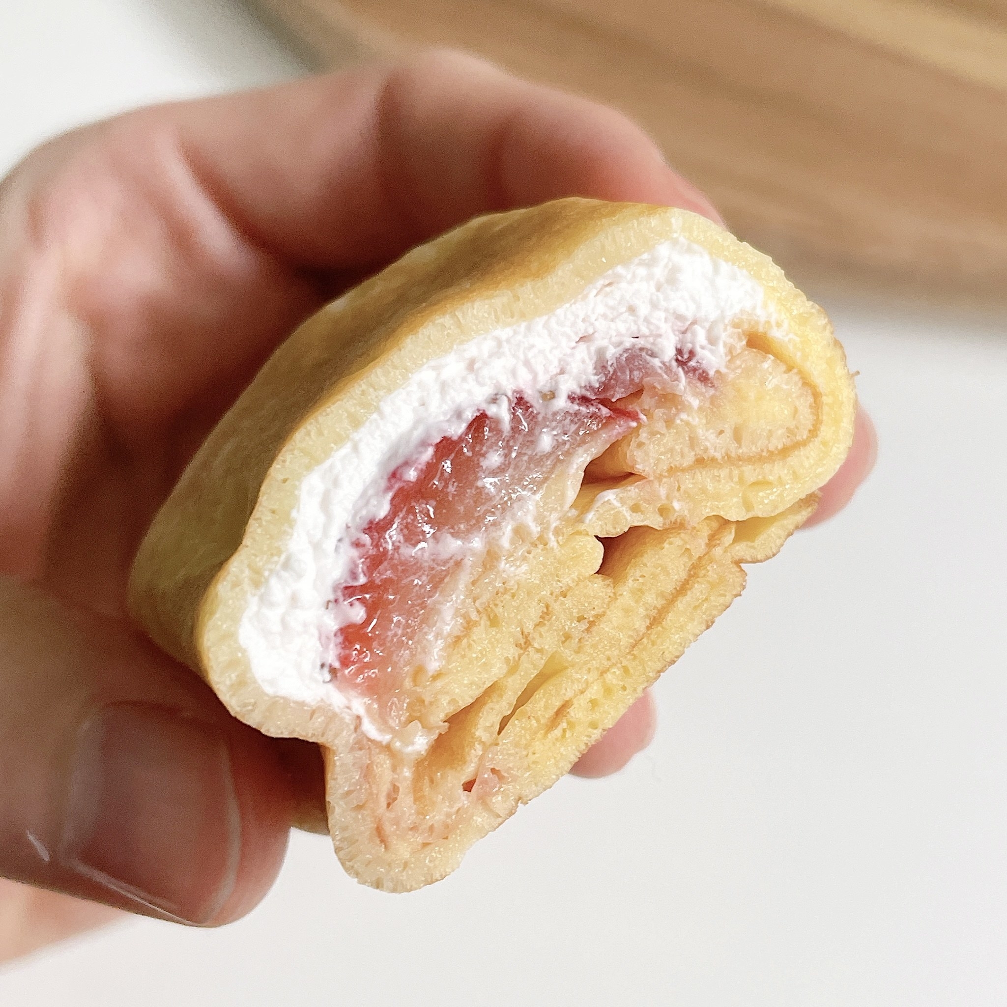 FamilyMart(ファミリーマート)のおすすめのスイーツ「ファミマ・ザ・クレープ いちご」