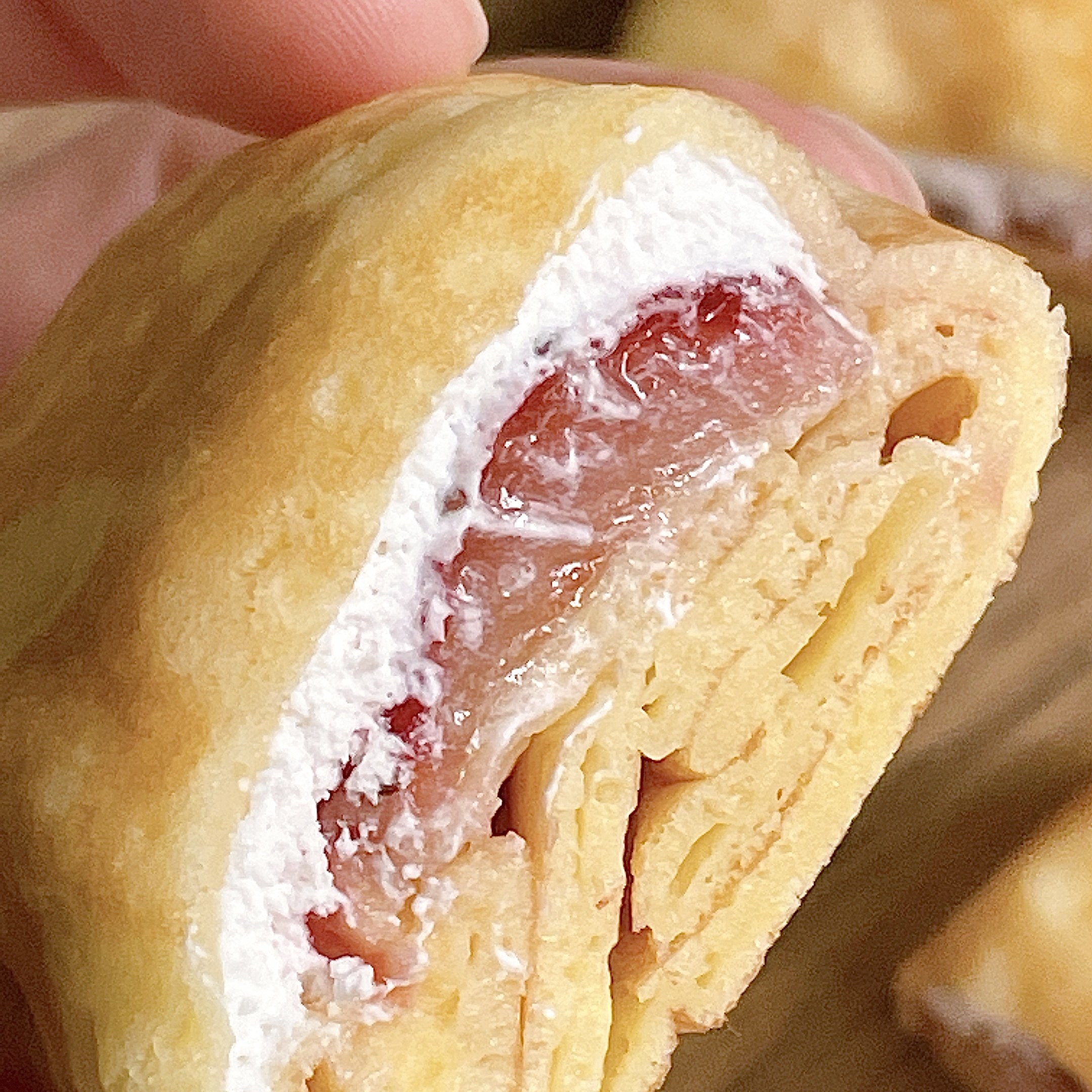 FamilyMart(ファミリーマート)のおすすめのスイーツ「ファミマ・ザ・クレープ いちご」