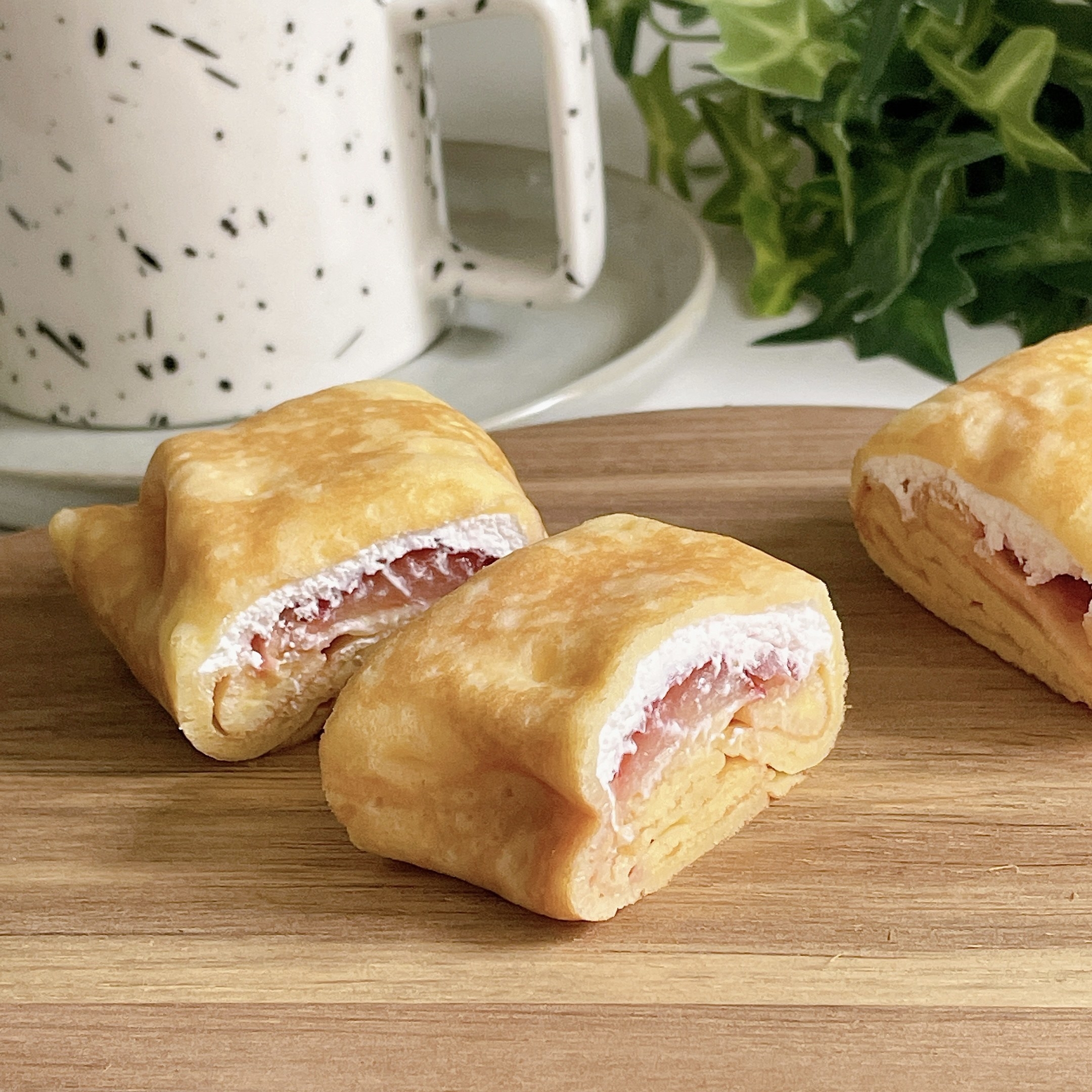 FamilyMart(ファミリーマート)のおすすめのスイーツ「ファミマ・ザ・クレープ いちご」