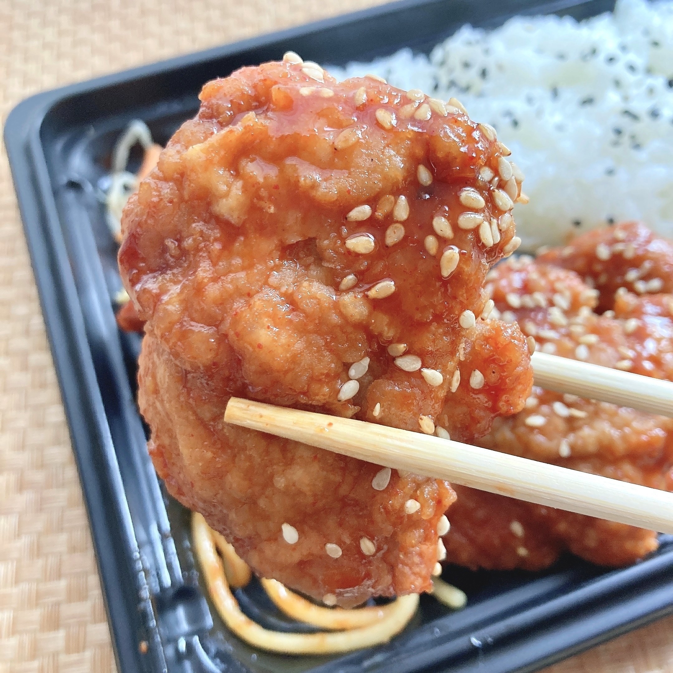 LAWSON（ローソン）のおすすめフード「旨辛だれの鶏から揚げ弁当」