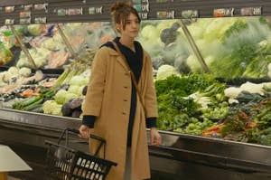 Daisy Edgar-Jones standing in the produce section of a grocery store as Noa in Fresh