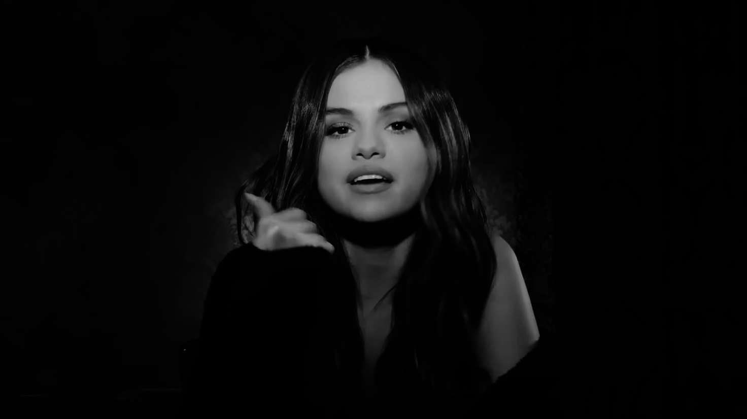 Selena singing in the video for &quot;Lose You to Love Me&quot;