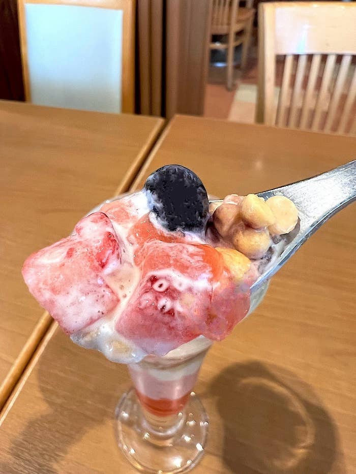 ココスのおすすめスイーツ「いちごとピスタチオのトリプルアイスパフェ」