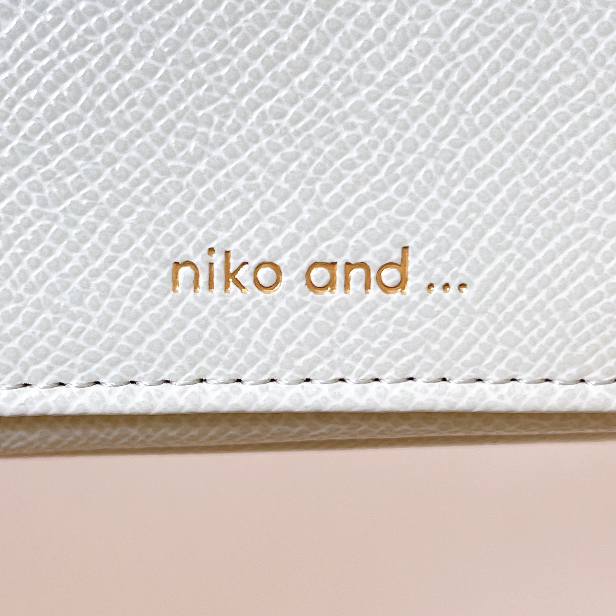niko and…（ニコ アンド）のおすすめの財布「オリジナルロゴ三つ折りミニ財布」