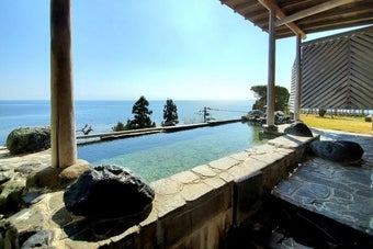 「氷見温泉郷 くつろぎの宿 うみあかり」の海を望む露天風呂