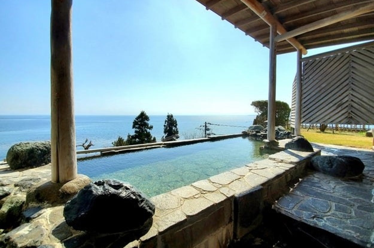 「氷見温泉郷 くつろぎの宿 うみあかり」の海を望む露天風呂