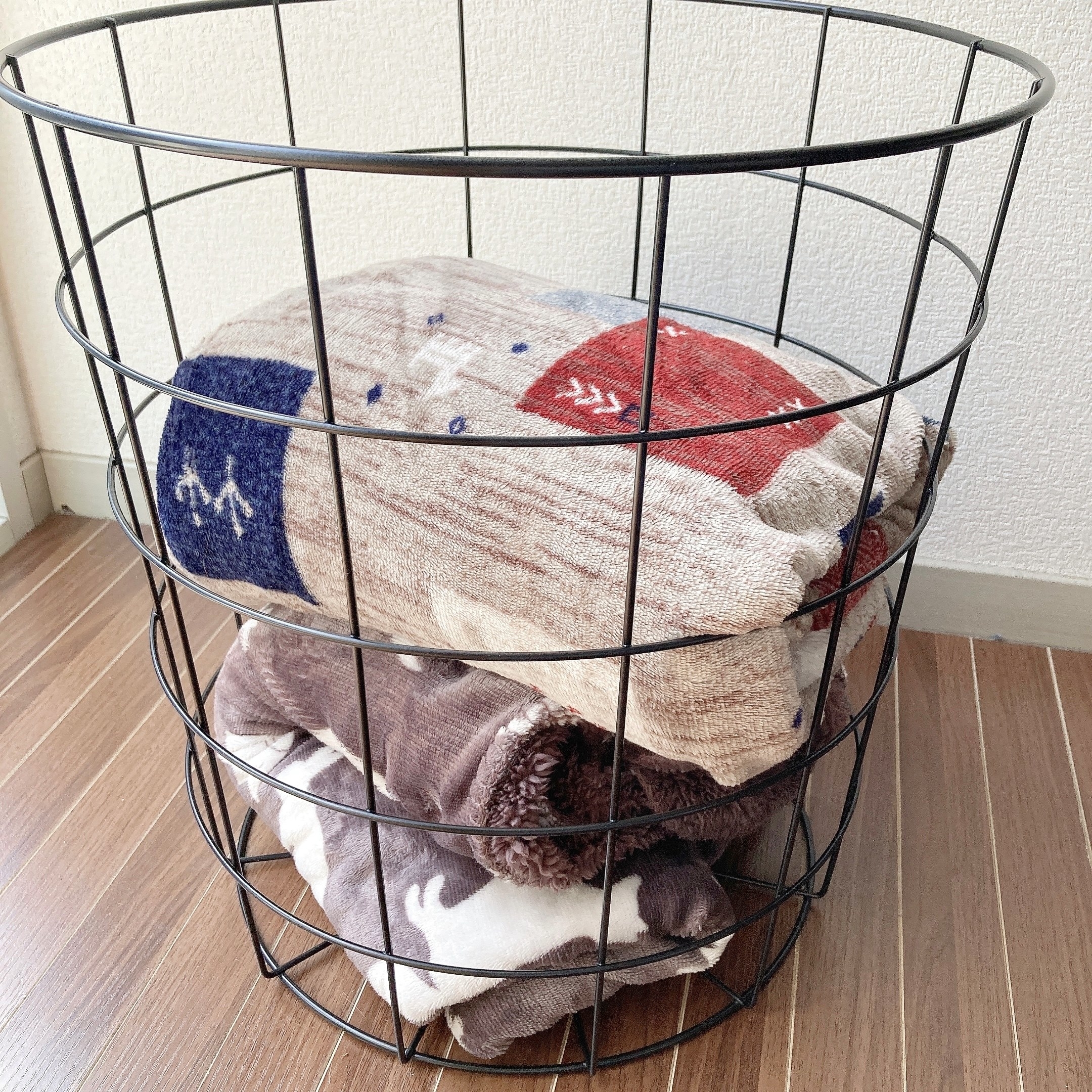 ニトリのオススメのインテリア雑貨「ワイヤーテーブル ハオ（ミドルブラウン）」