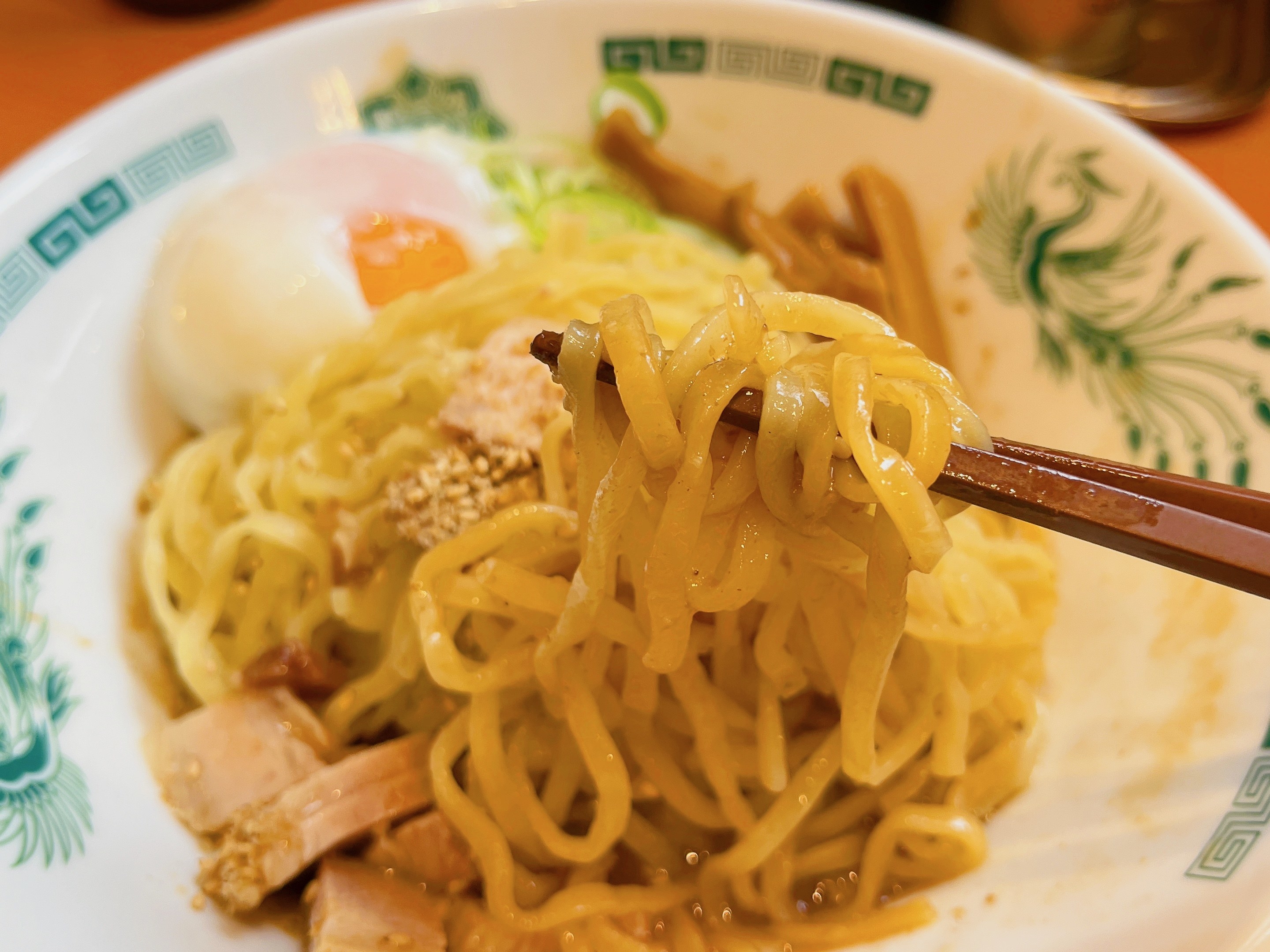 日高屋のオススメの定番メニュー「汁なしラーメン（油そば）」