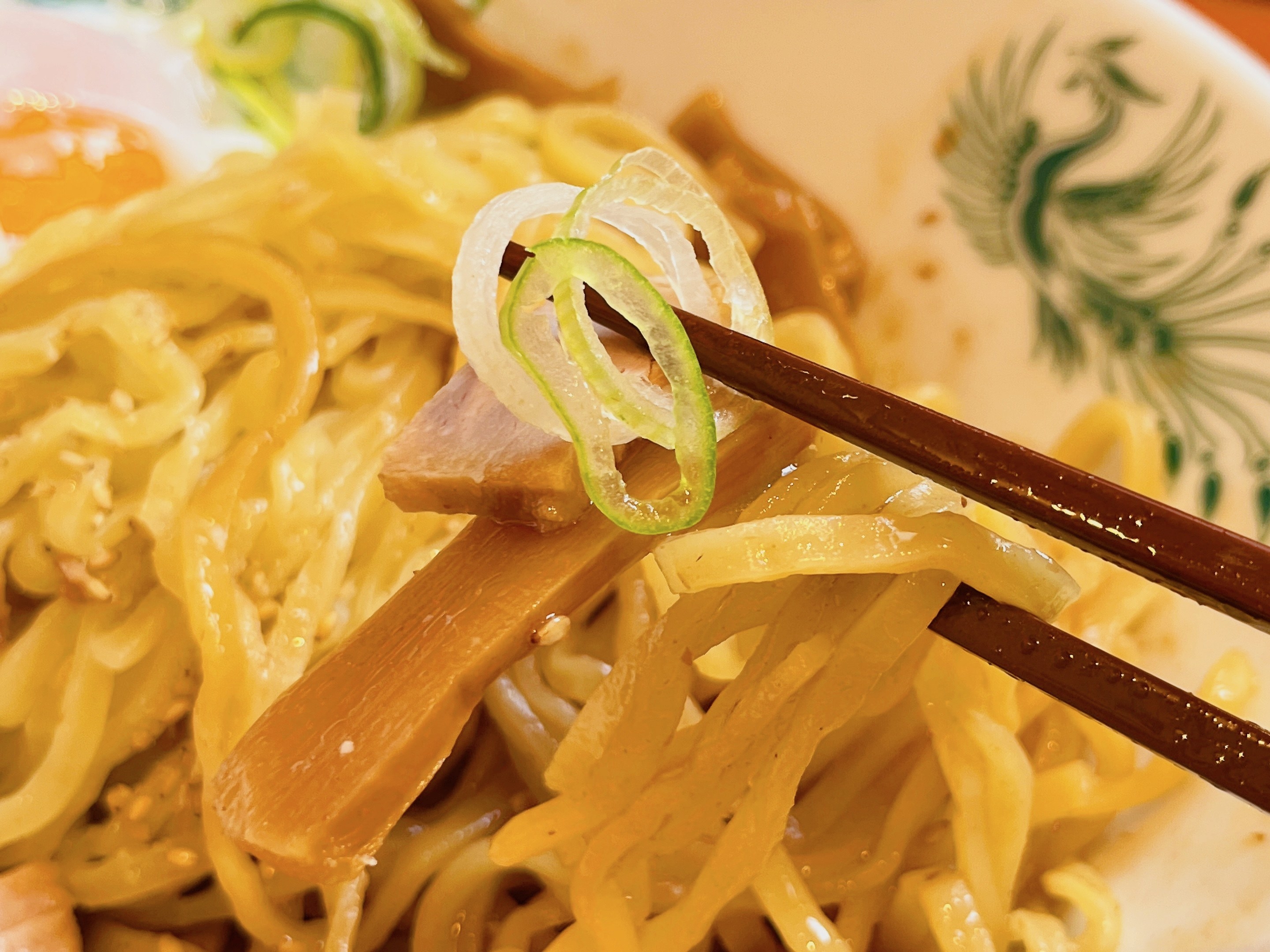 日高屋のオススメの定番メニュー「汁なしラーメン（油そば）」