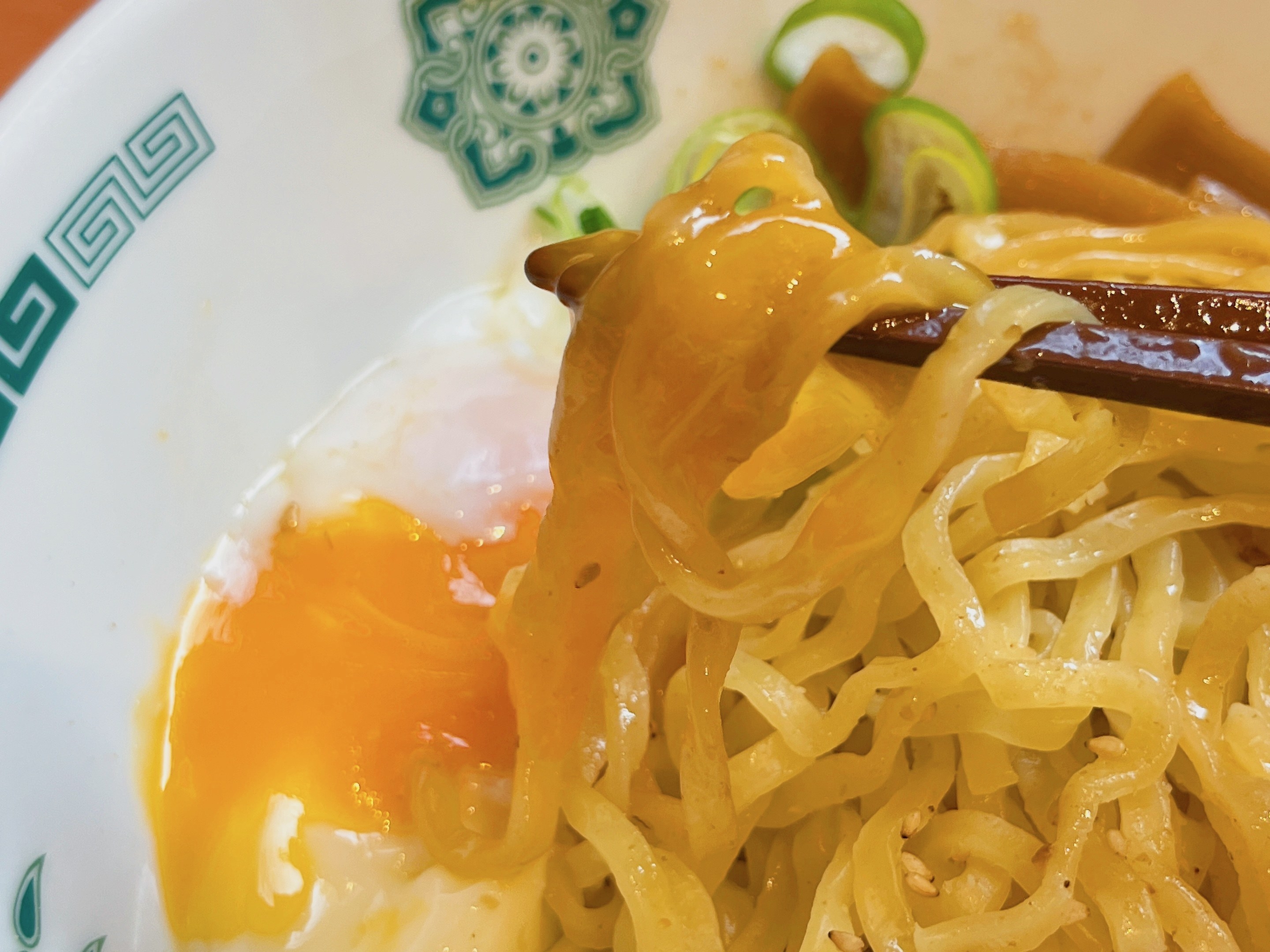 日高屋のオススメの定番メニュー「汁なしラーメン（油そば）」