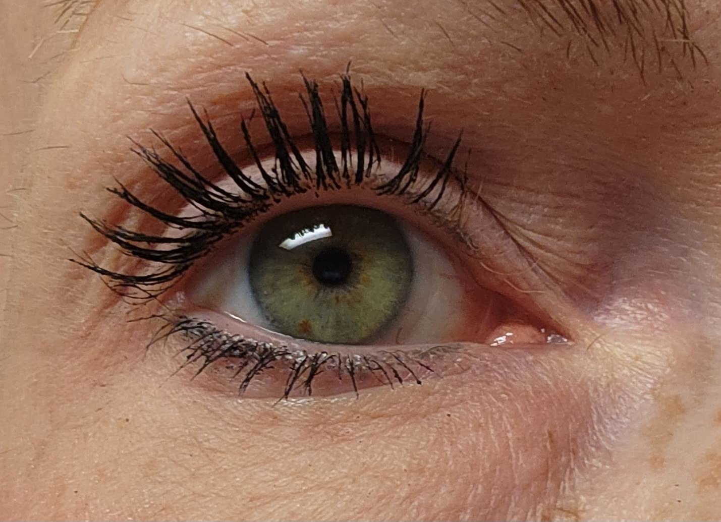 Review&#x27;s lashes coated in the mascara