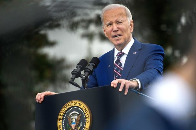 Biden célèbre la journée de visibilité des transgenres et appelle les ” extrémistes MAGA ” haineux
