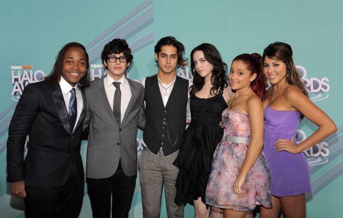 The cast of Victorious posing for a photo
