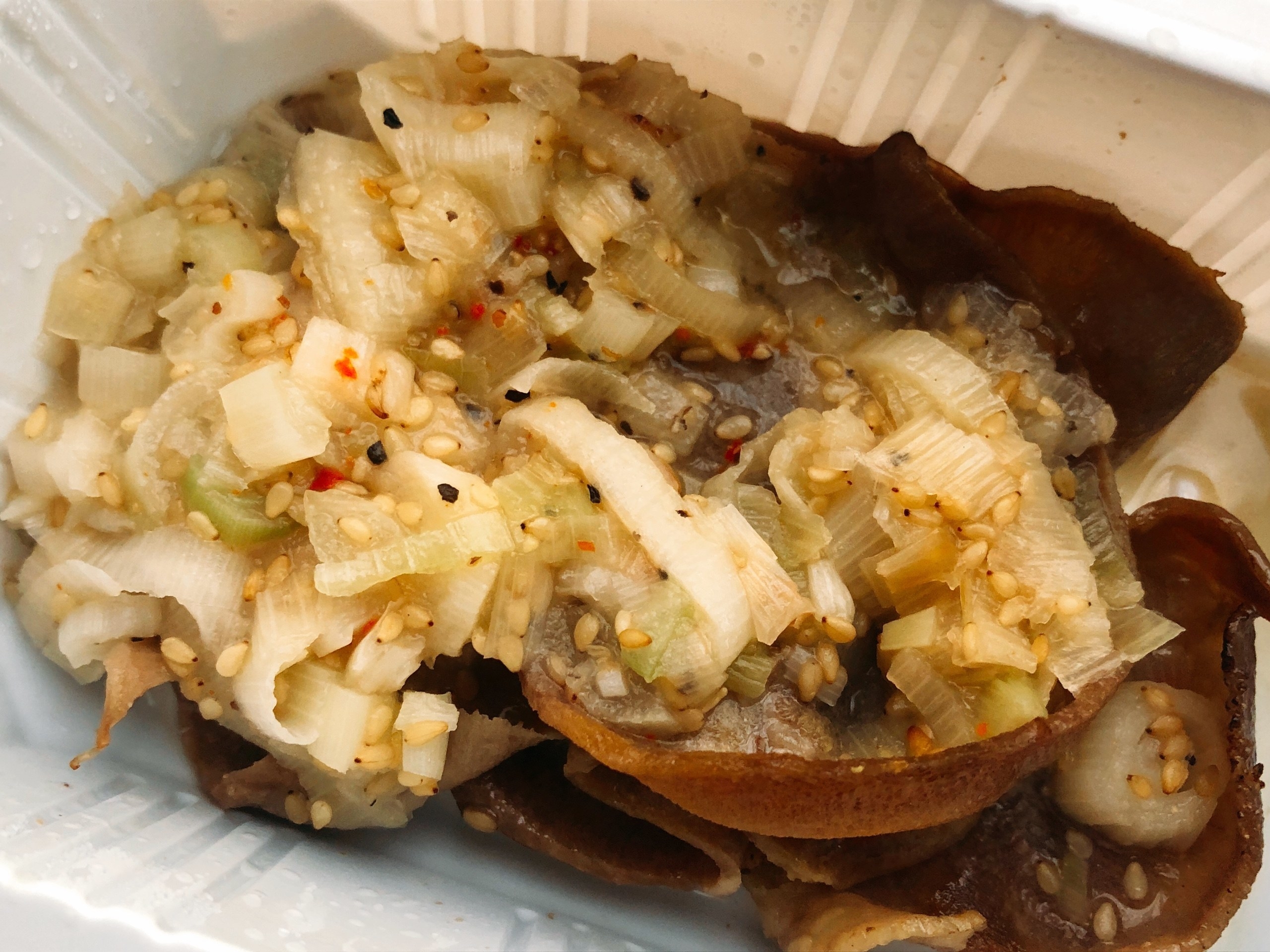 セブン-イレブンのおすすめ本格的おつまみ「7プレミアム ねぎ塩豚タン」