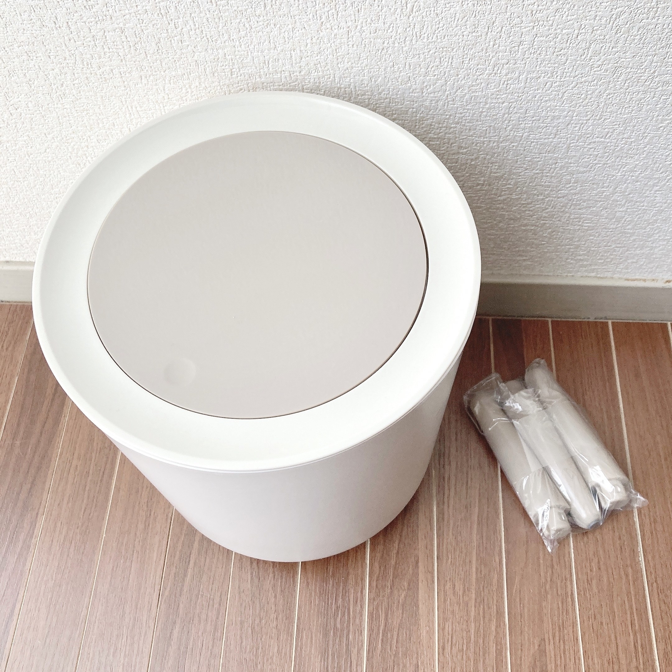 3COINS（スリーコインズ）のオススメのゴミ箱「《ごみ袋が見えない》脚付きダストボックス」