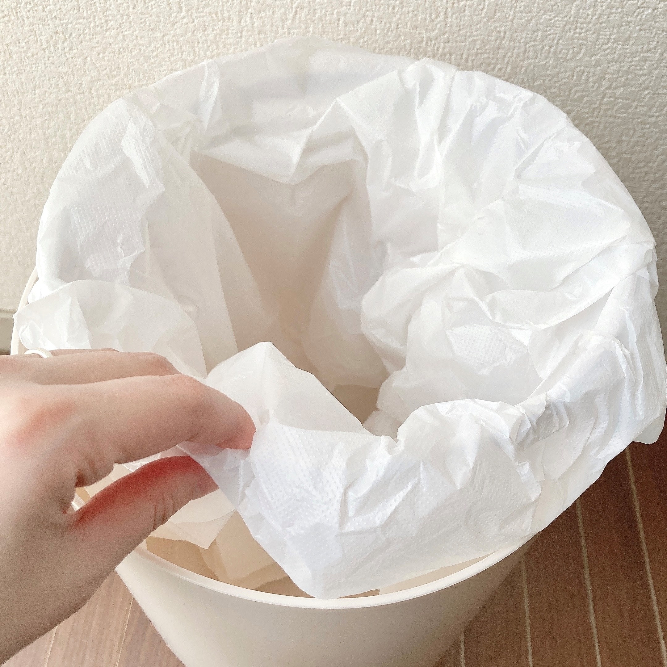 3COINS（スリーコインズ）のオススメのゴミ箱「《ごみ袋が見えない》脚付きダストボックス」