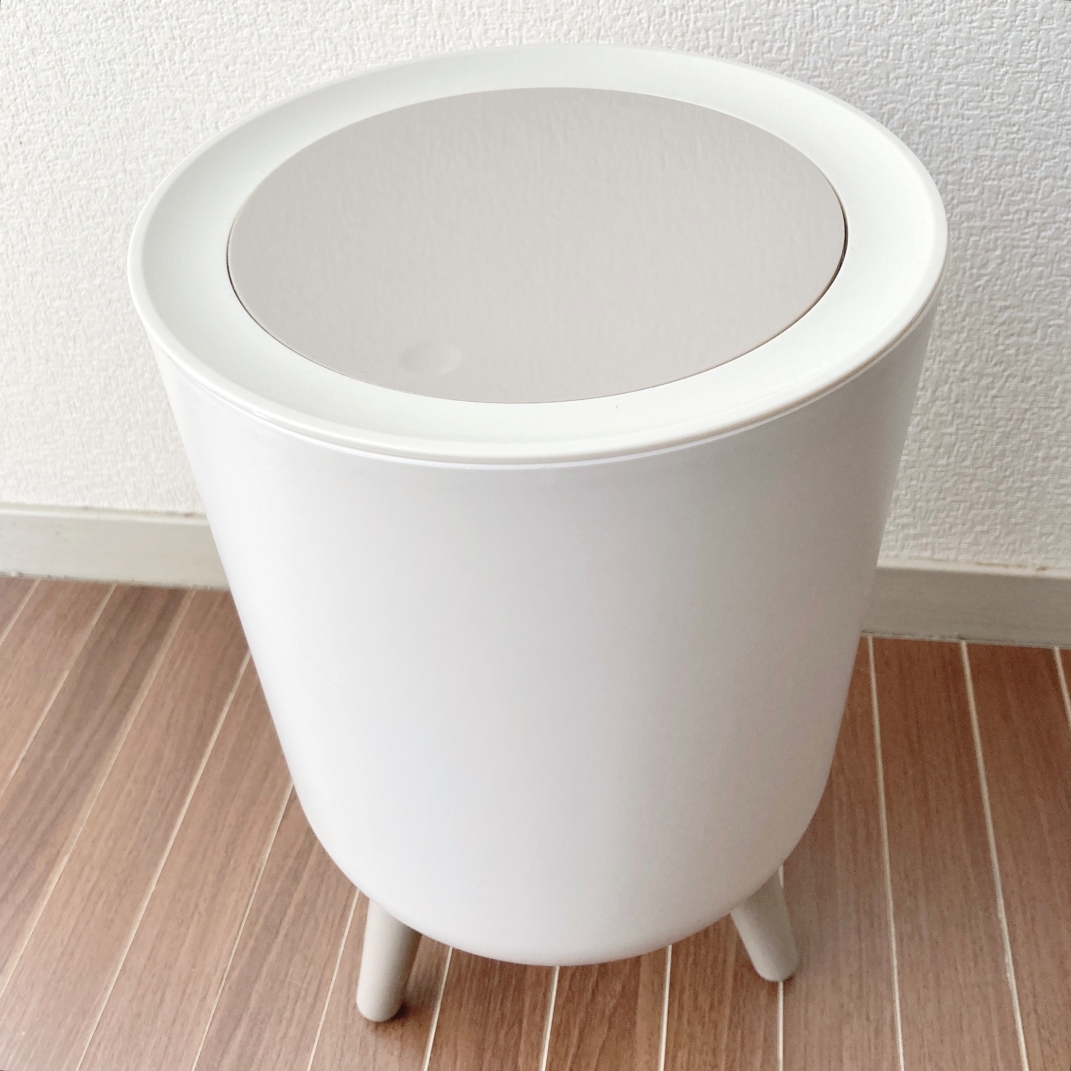 3COINS（スリーコインズ）のオススメのゴミ箱「《ごみ袋が見えない》脚付きダストボックス」