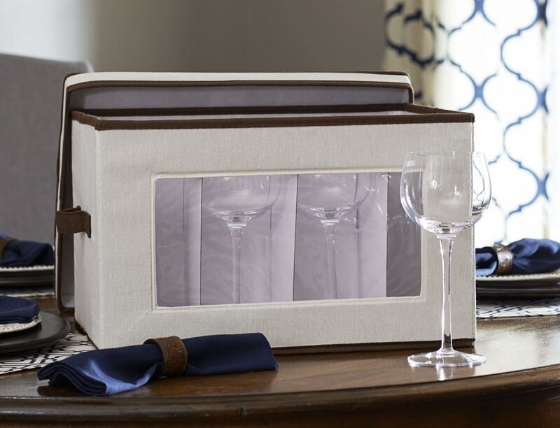 Image of the storage box with glasses inside