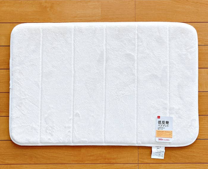 DAISO(ダイソー)のおすすめ日用品「低反発バスマット(40×60cm、ホワイト)」