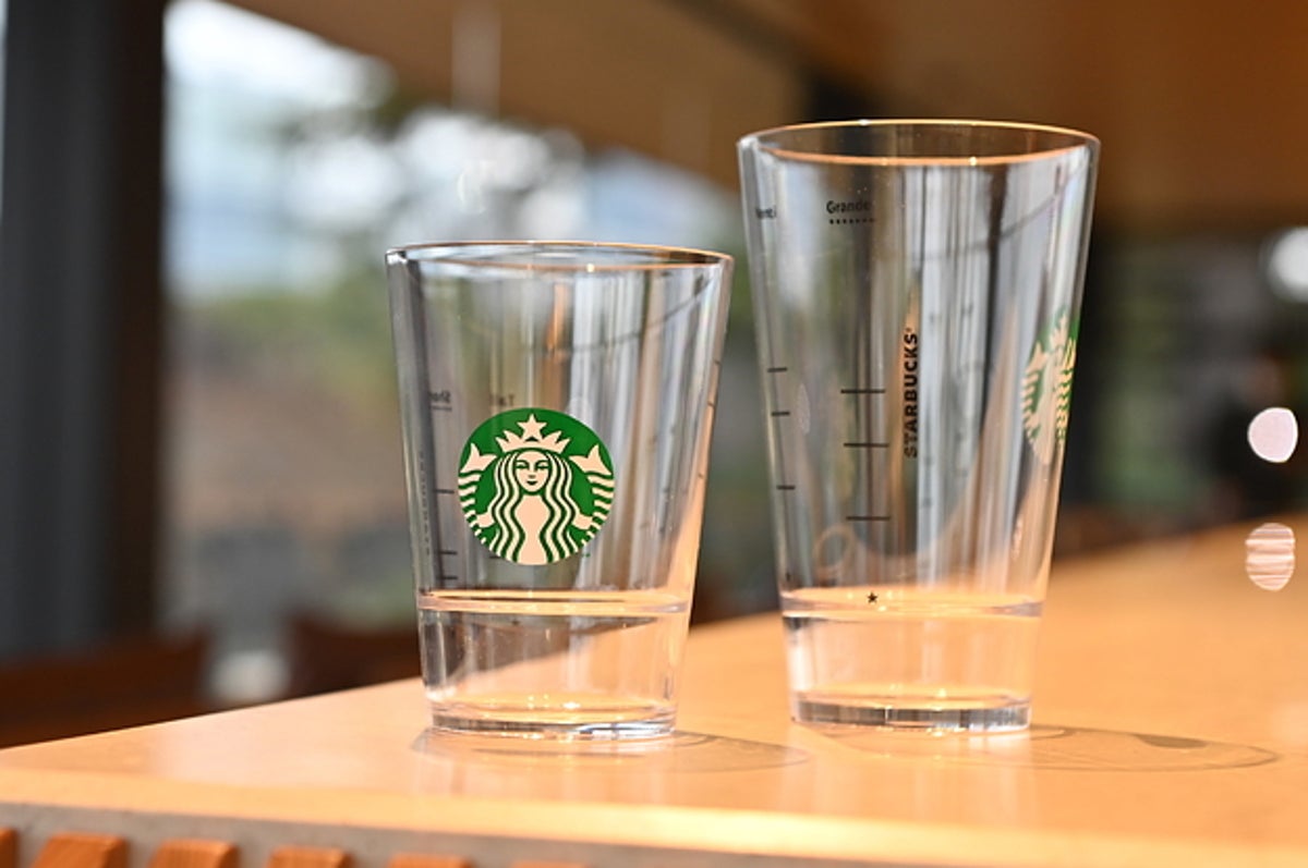スタバ、繰り返し使える「グラス」導入。なぜこのタイミング？水の使用
