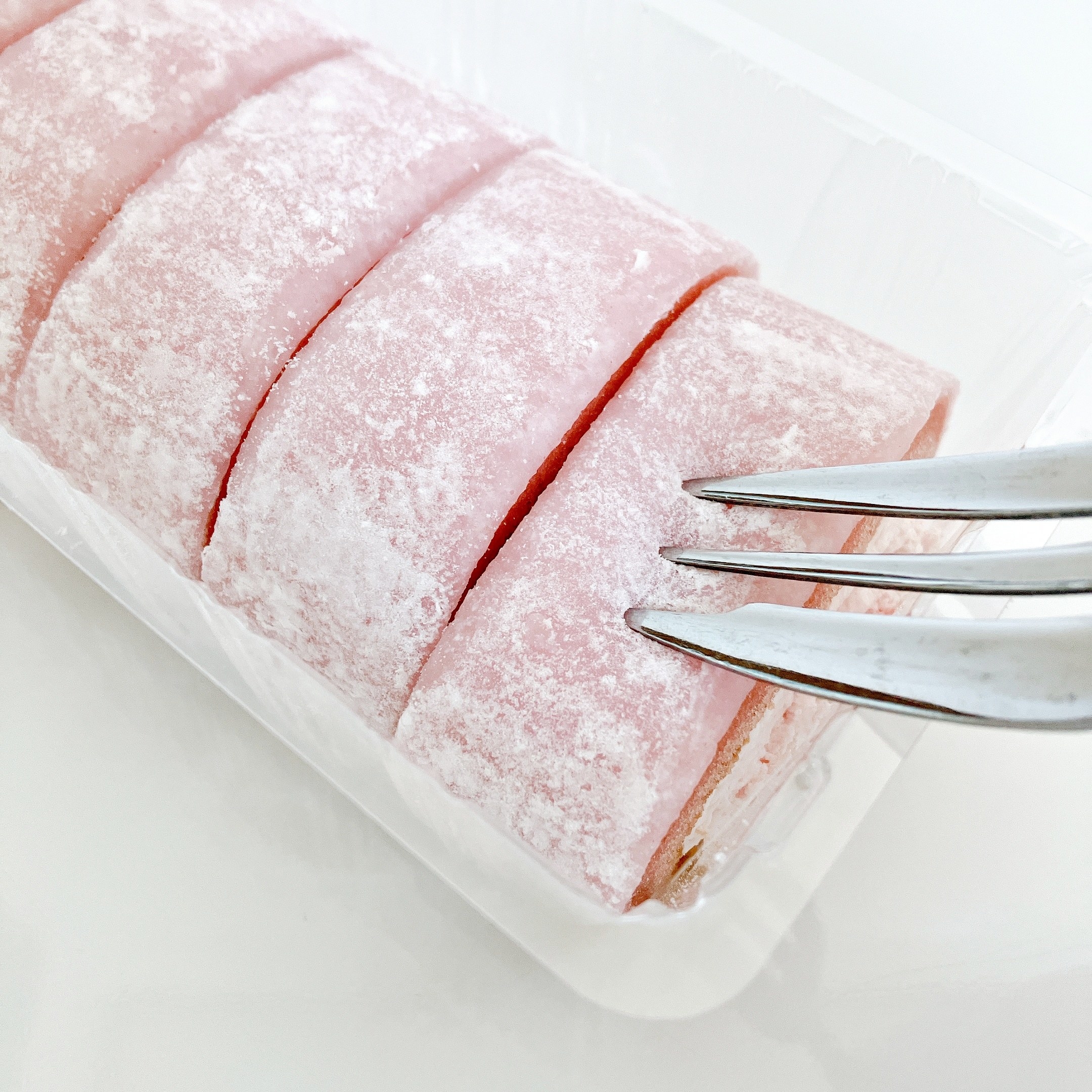 LAWSON(ローソン)のおすすめスイーツ「お餅で巻いたもち食感ロール いちご」
