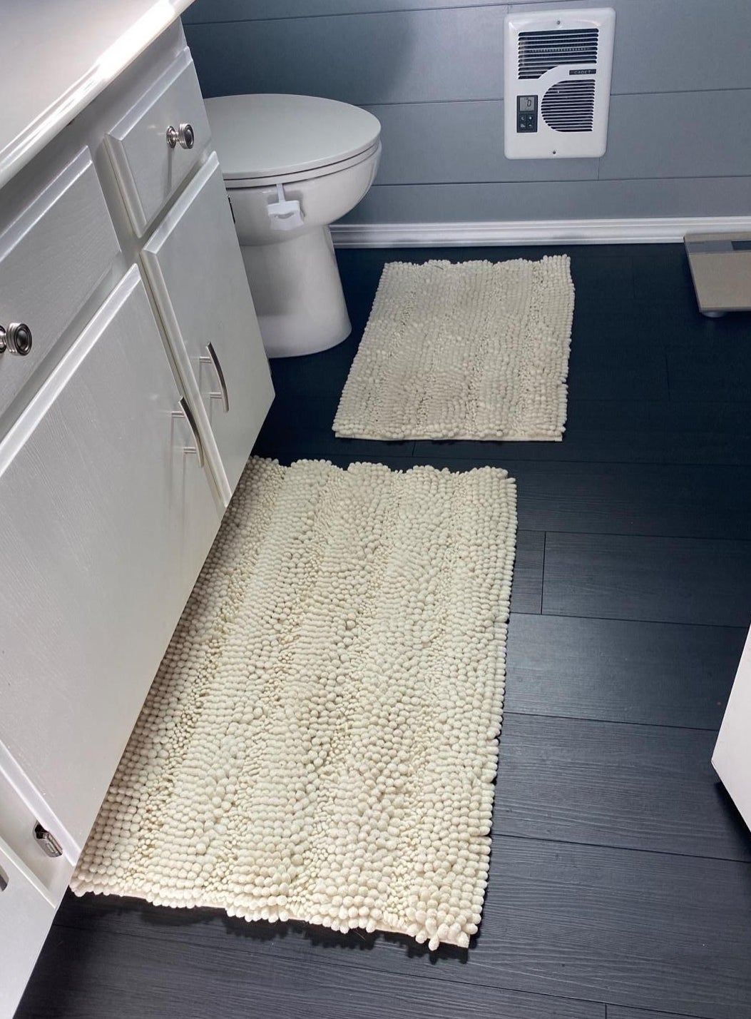 a reviewer photo of the cream colored bathroom mat set