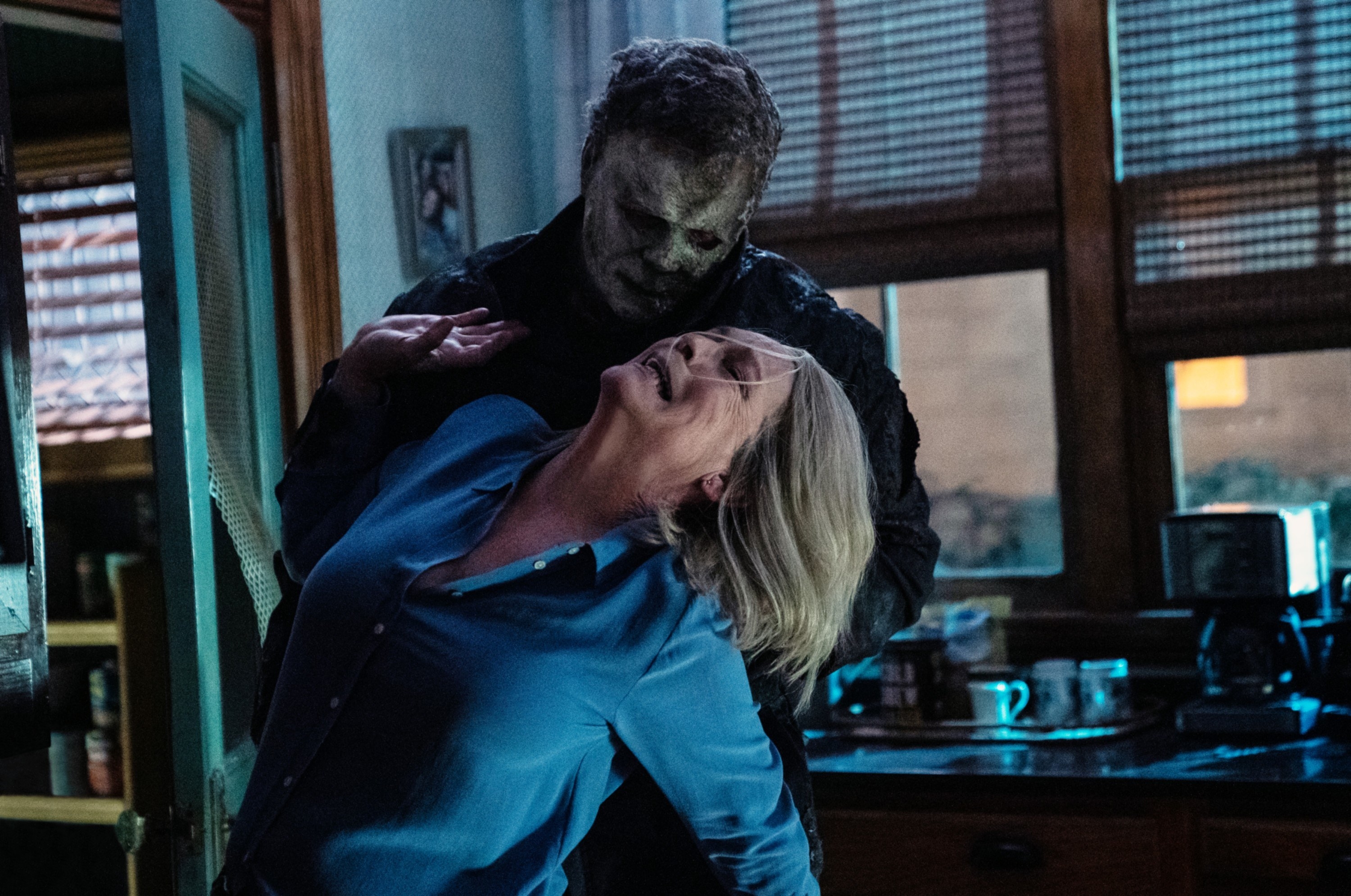 Michael Myers attacks Laurie Strode