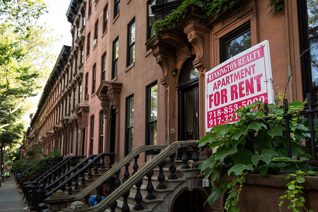 A brownstone with an &quot;Apartment for rent&quot; sign