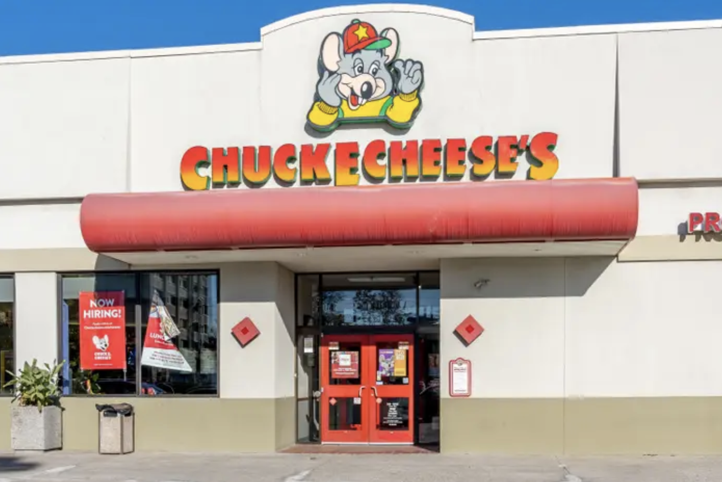a chuck e cheese storefront