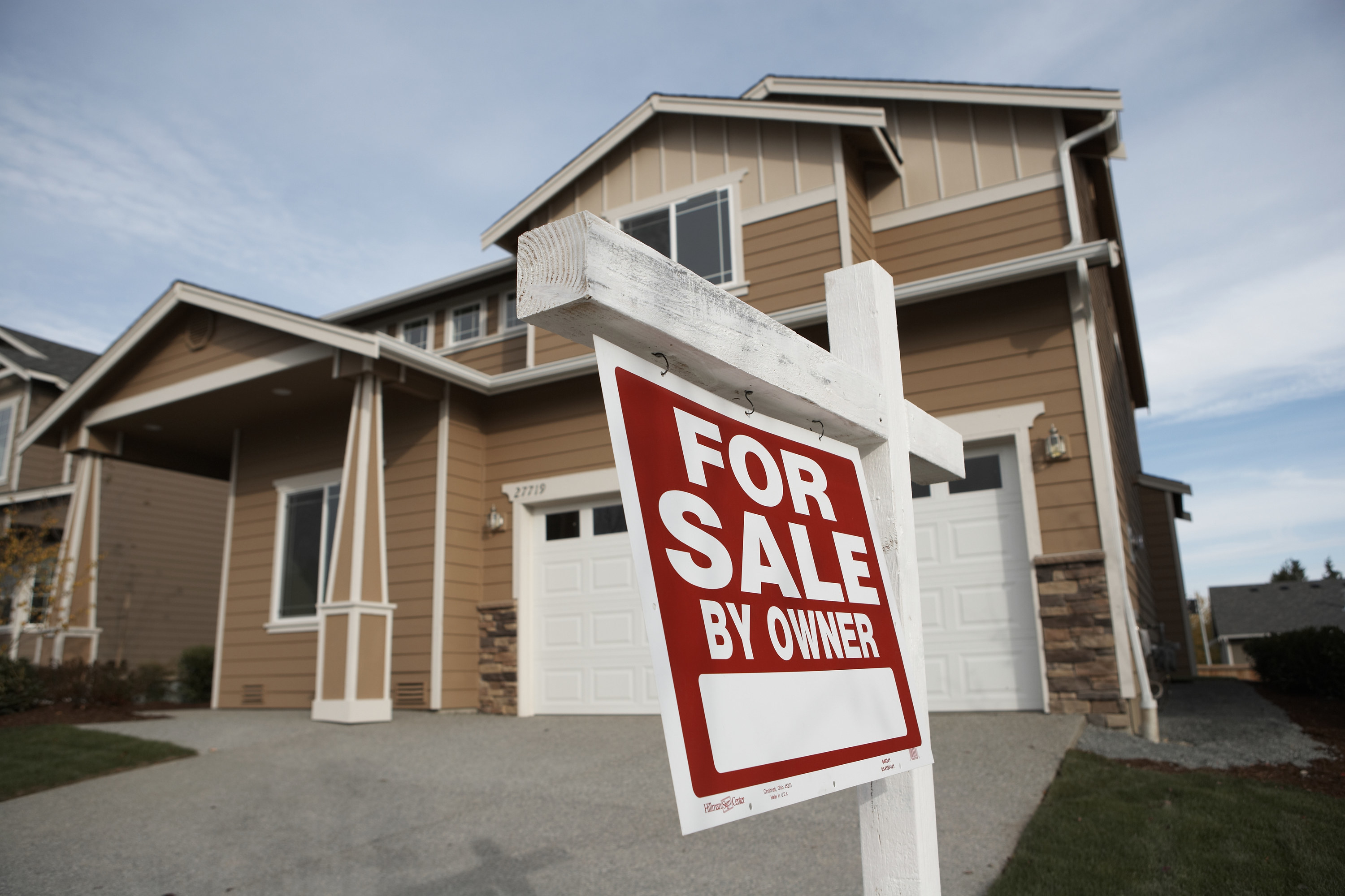 House with a &quot;for sale&quot; sign