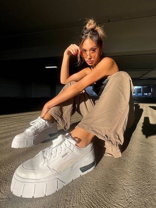 Influencer Shannonshui wears Mayze Classic sneakers