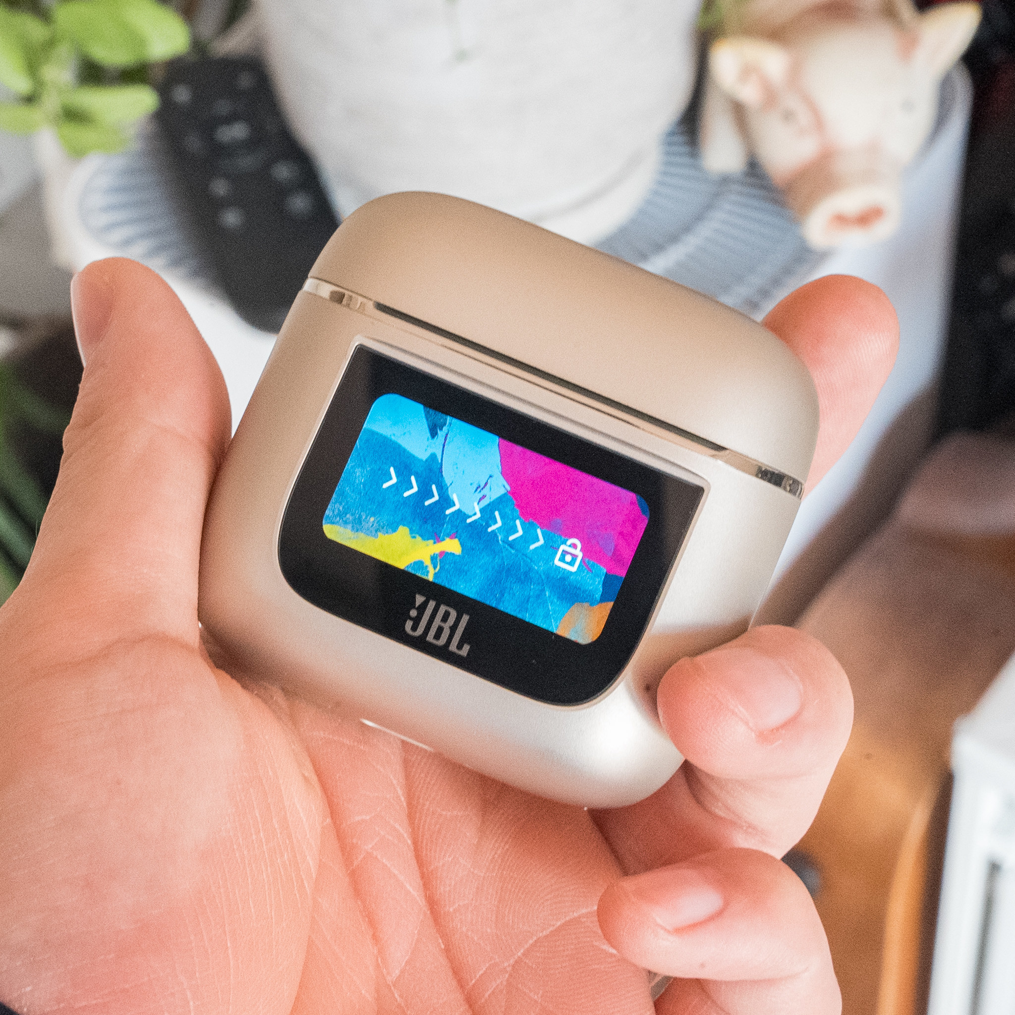 世界初のディスプレイ付きイヤホン！？」JBLの新作イヤホンが革新的で