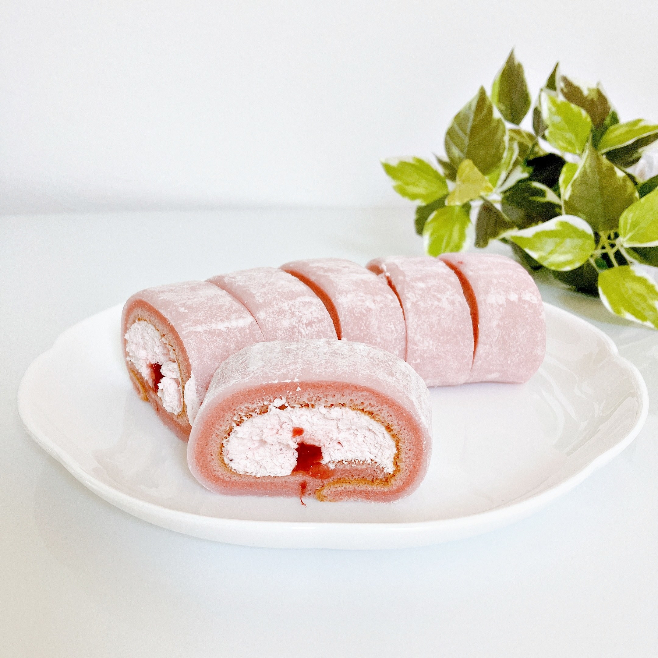 LAWSON(ローソン)のおすすめスイーツ「お餅で巻いたもち食感ロール いちご」