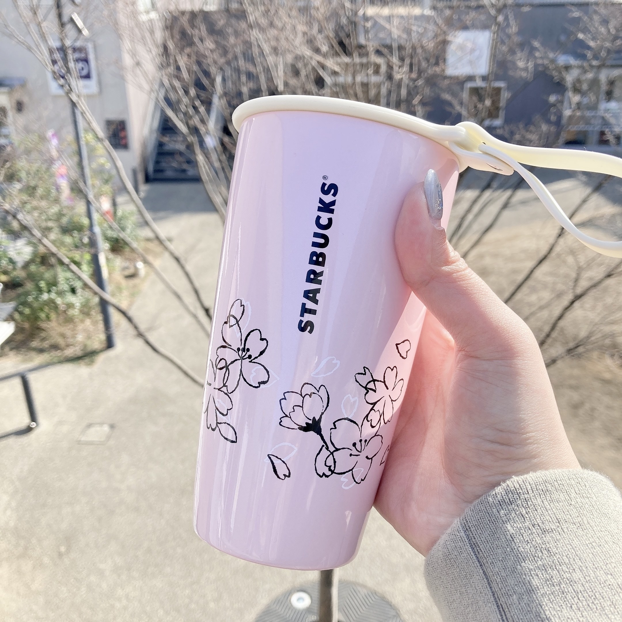 こんな可愛いの、買うに決まってる！【スタバ】の「新作ボトル」桜