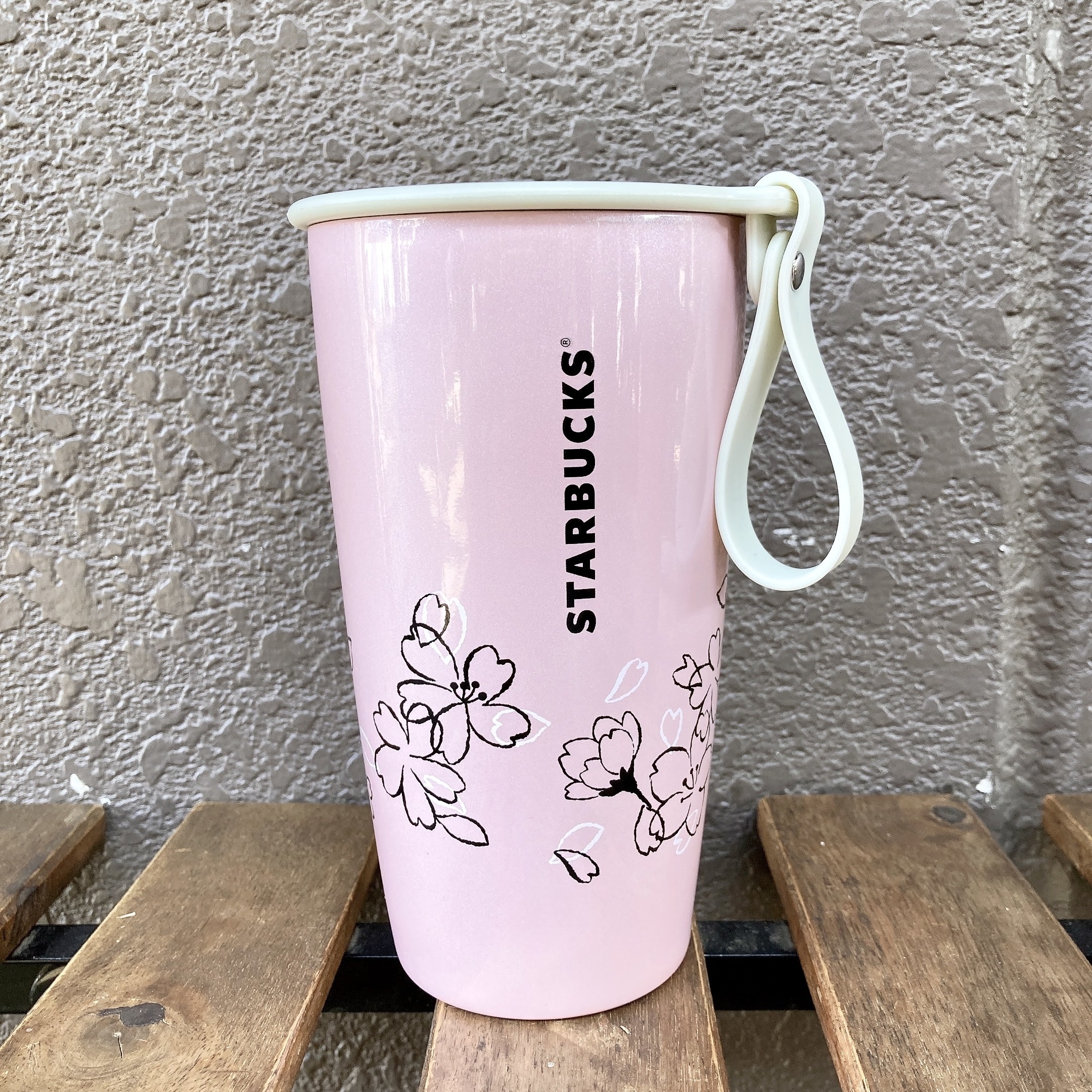 こんな可愛いの、買うに決まってる！【スタバ】の「新作ボトル」桜 