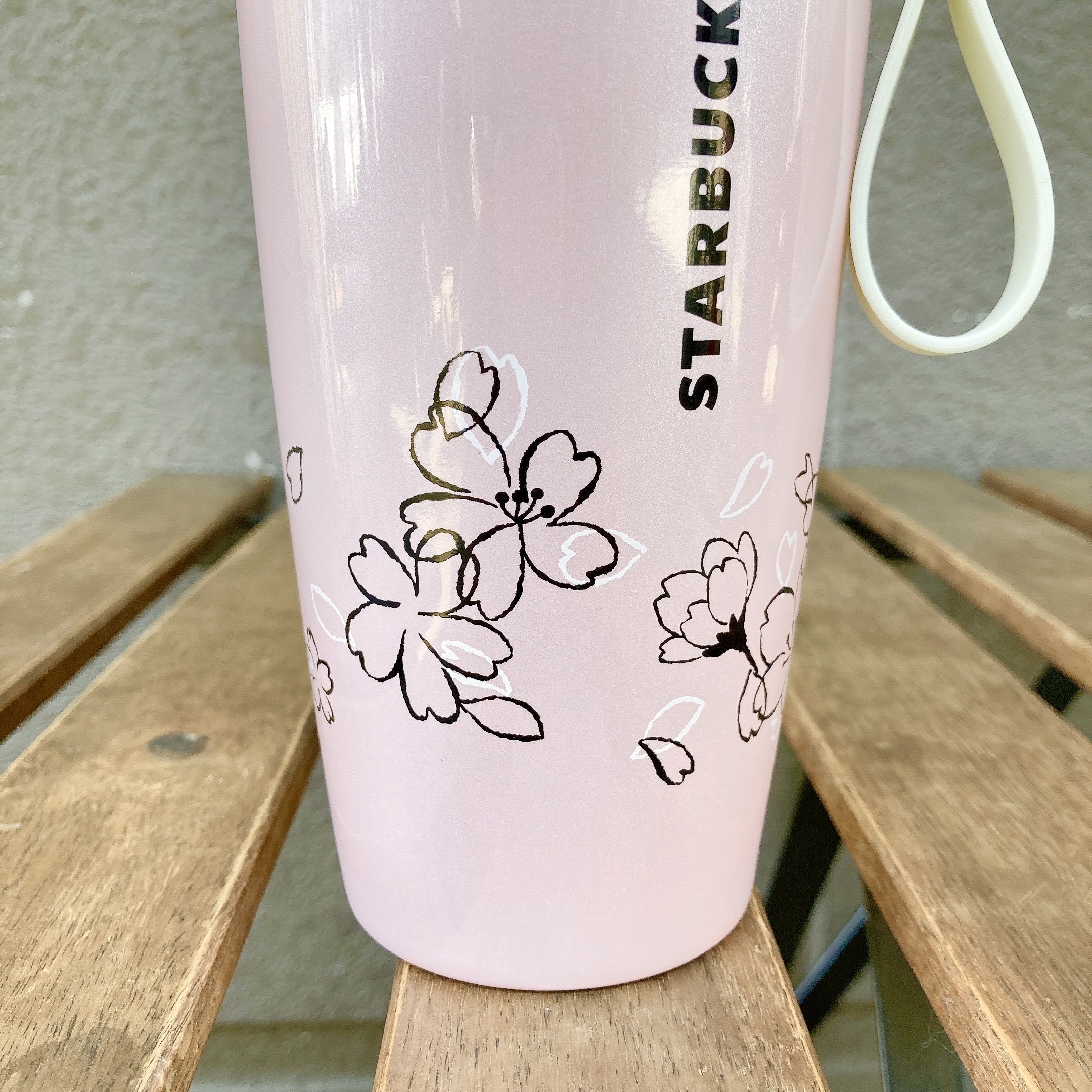 Starbucks Coffee（スターバックスコーヒー）のおすすめタンブラー「SAKURA2023ストラップカップシェイプステンレスボトル355ml」