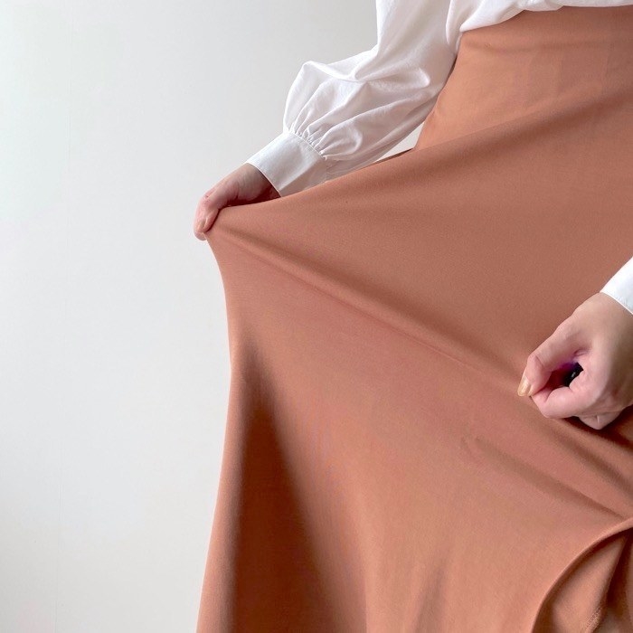 UNIQLO（ユニクロ）のおすすめレディースファッション「ストレッチダブルフェイススリットスカート（丈標準76～80cm）」のコーディネート