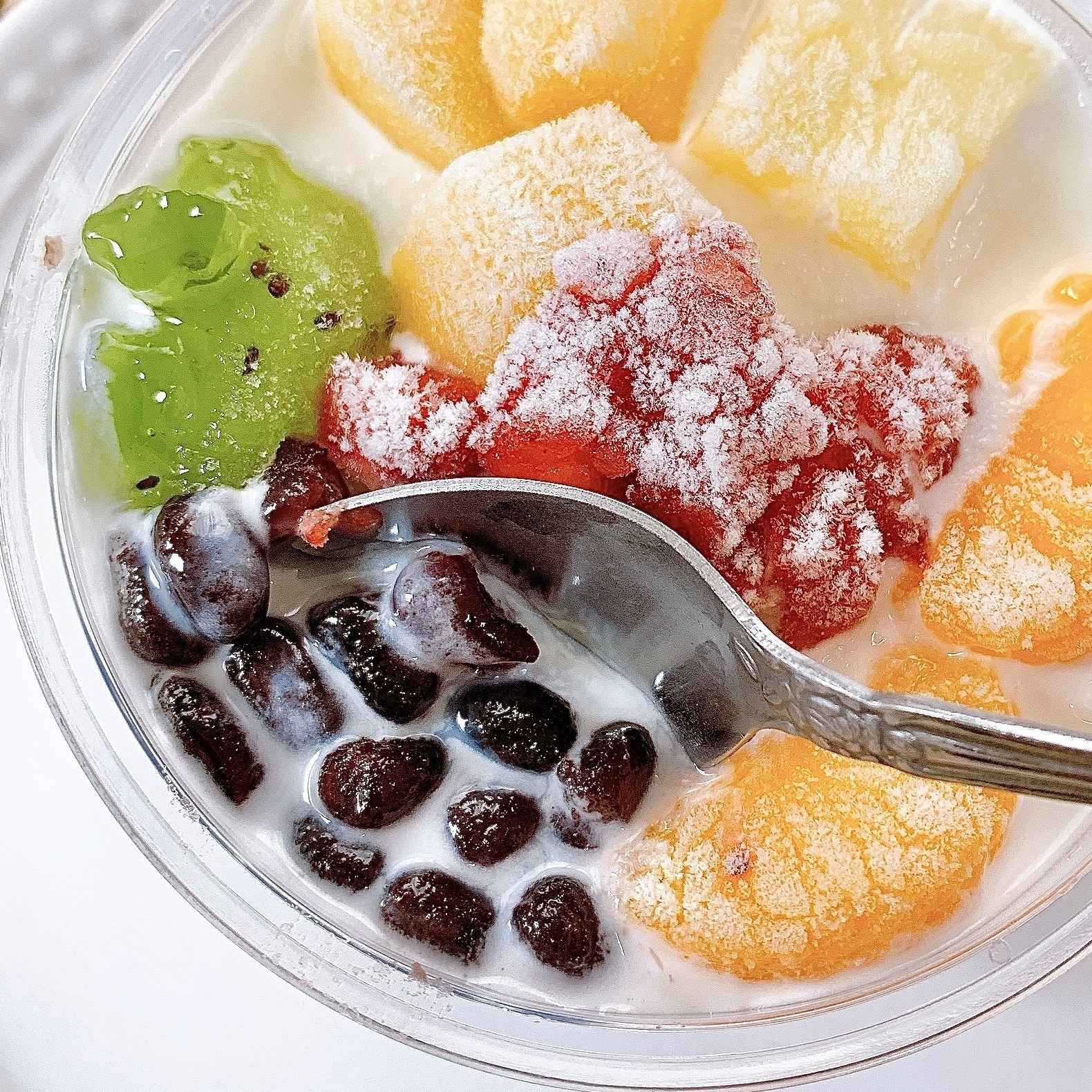 FamilyMart(ファミリーマート)のオススメのアイス「たっぷりフルーツのしろくま」