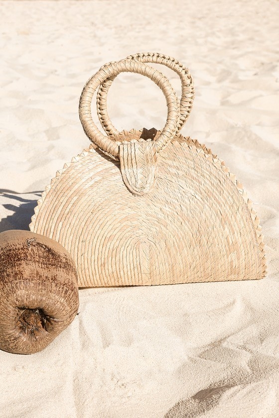 Image of the beige purse in the sand